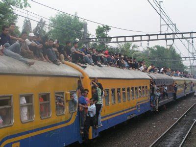 Gambar kereta api jaman dulu dan sekarang. Merindukan Suasana Kereta Jaman Dulu