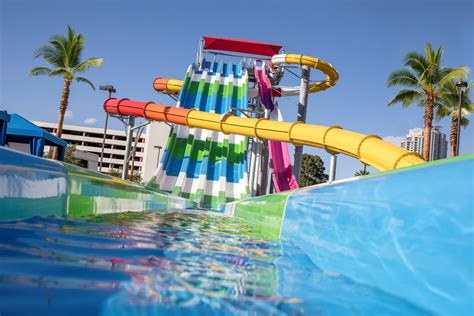 Usa las vegas hotel und casino circus circus nevada manor motor lodge strip adventuredome. New Pool Splash Zone Experience At Circus Circus Las Vegas ...