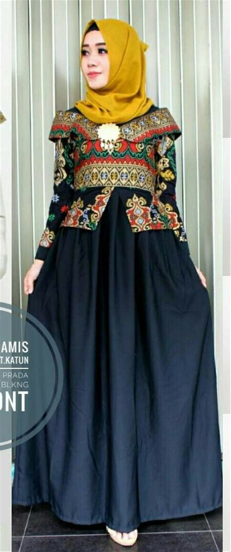 Gamis dengan warna teracotta yang memiliki dominasi warna earthy tone ini sangatlah rekomendasi model baju gamis terbaru kekinian. Baju Gamis Batik Cantik - Model Baju Trending