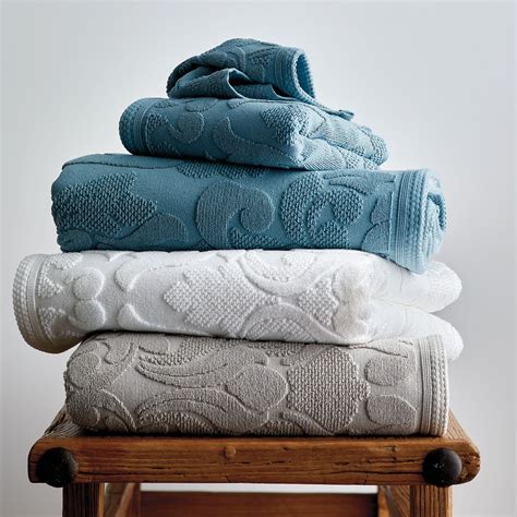 Beautiful Luxury Bath Towels Jacquard Woven In Elaborate Scroll