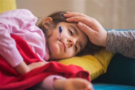 Obat alami penurun panas anak balita yang pertama bisa anda lakukan adalah memberikan banyak minum. Tuam Air Panas Atau Sejuk- Yang Mana Satu Cara Mudah ...