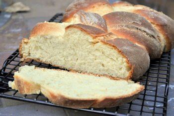 1280 x 720 jpeg 124 кб. Braided Sweet Onion Bread - Baking Bites