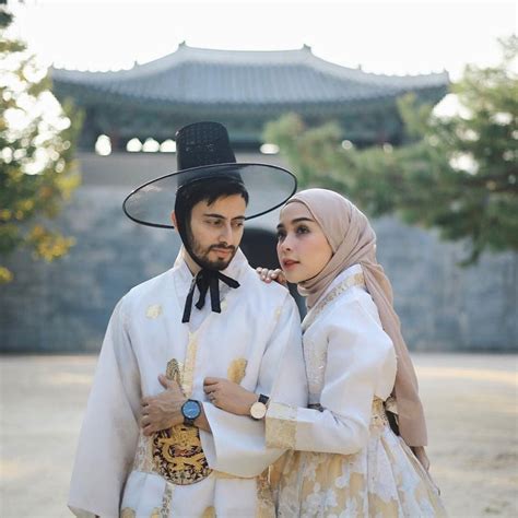 Baju prewedding casual hijab outdoor, foto prewedding hijab romantis, prewedding hijab studio, prewedding kemeja putih hijab, prewedding hijab 30+ foto prewedding hijab outdoor. 30+ Foto Prewedding Outdoor Casual, Simple & Romantis 2019