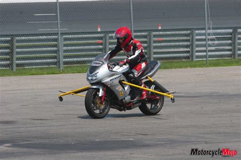 Clutch before brakes when coming to a stop. Stopping Fast on a Motorcycle Tips to Braking Safe