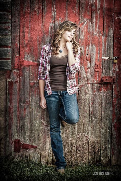 Senior Picture With Country Girl Look By Red Barn I Green Bay High School Senior Portrait