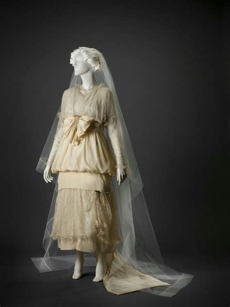 Check spelling or type a new query. 1915 Robe de mariée (With images) | Wedding gowns vintage ...