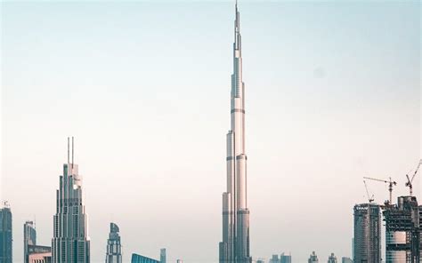 Burj Khalifa Looking At The World S Tallest Building In Dubai