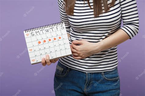 Premium Photo Close Up Cropped Woman Hold Female Periods Calendar For