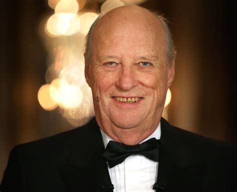 Kong harald utskrives fra rikshospitalet etter hjerteoperasjonen. Gratulerer med dagen, kong Harald!