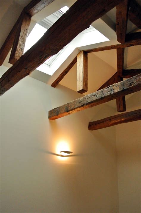 Finestre dei lucernari sulla cima moderna del tetto della casa finestre del lucernario della soffitta sul tetto delle assicelle d. Dettaglio del soffitto con travi e lucernario # ...