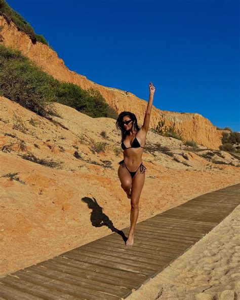 Nicole Scherzinger Sexy And Barefoot At The Beach In Portugal 8 Photos
