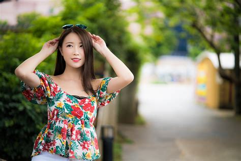 Wallpaper Asian Brunette Looking Away Crop Top Sunglasses Depth Of Field Model Women