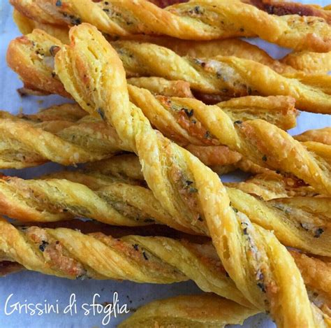 Bastoncini di pasta sfoglia al formaggio | selfiechef. Grissini di sfoglia al prosciutto cotto e formaggio - I ...