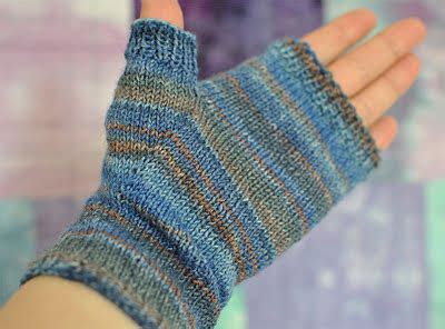 A free mitten pattern for toddlers. Fingerless Mittens Knitting Pattern