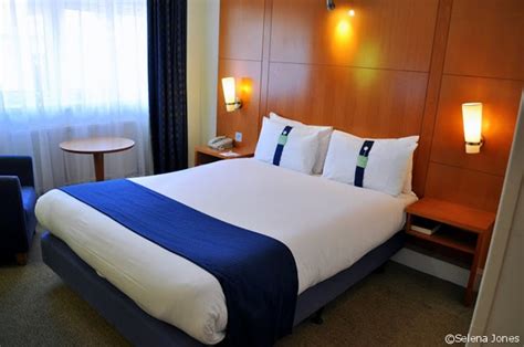 The fastest journey normally takes 5 min. A Staycation at Holiday Inn Regents Park