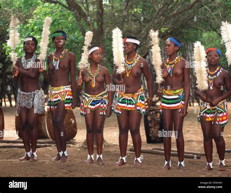 L Afrique Du Sud Kwazulu Natal Damazulu Village Zoulou Femmes Photo Stock Alamy