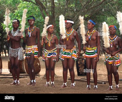 Lafrique Du Sud Kwazulunatal Damazulu Village Zoulou Femmes Banque