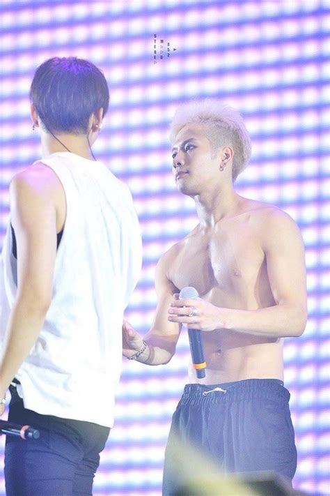 Jb he kind of looks like a vampire with that pale skin and hair and beautiful face. I remember this | Got7 jackson, Jackson wang, Got7 markson