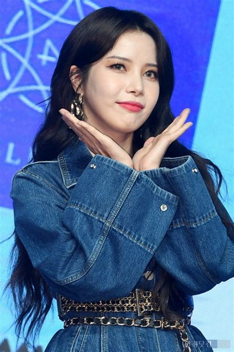 MAMAMOO S Solar Bares Her Naked Face On Camera Koreaboo