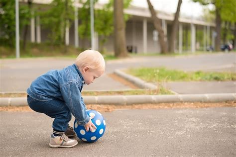 What Age Can A Child Play Outside Unsupervised