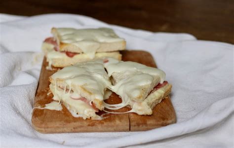 Il croque monsieur è un sandwich tipico francese che, nonostante la sua presenza massiccia anche nei bar più scadenti, è considerato un prodotto la ricetta che seguo io è quella dello chef francese michel roux jr che come prima cosa griglia leggermente il pane; Ricetta ricetta del croque monsieur | Ricettario Tipico