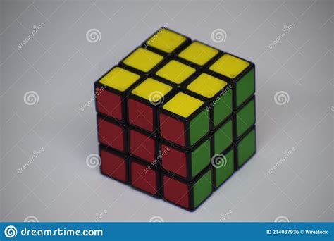 Cubo De Rubiks Resuelto Sobre Un Fondo Blanco Foto Editorial Imagen
