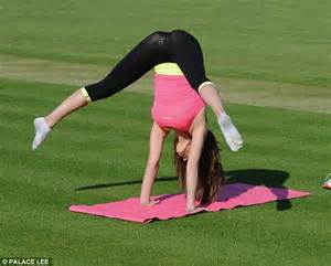 Towie S Pascal Craymer Shows Off Her Incredible Flexibility As She Enjoys Yoga Daily Mail Online