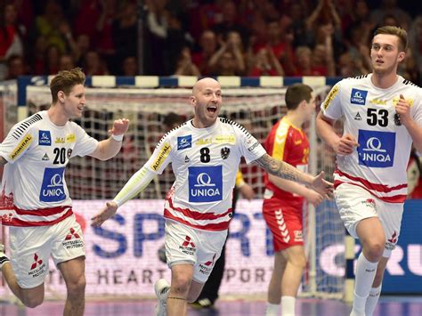 Österreichs torwart daniel bachmann kann dem ball nur. Handball-EM: Österreich steigt auf - zackzack.at