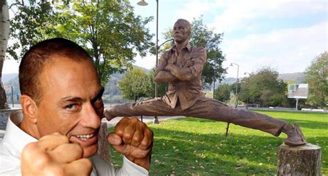 Ver Video Viral Jean Claude Van Damme Tiene Una Estatua Bastante Llamativa En Azerbaiyán