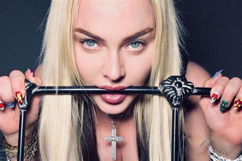63 Jarige Madonna Zoekt Grenzen Van Instagram Op En Laat Haar Tepels Zien Fotos
