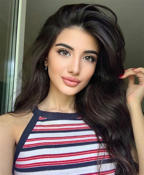 vazifa on instagram “🌸” 美しい女の子 美人 顔 ヘアスタイル ロング
