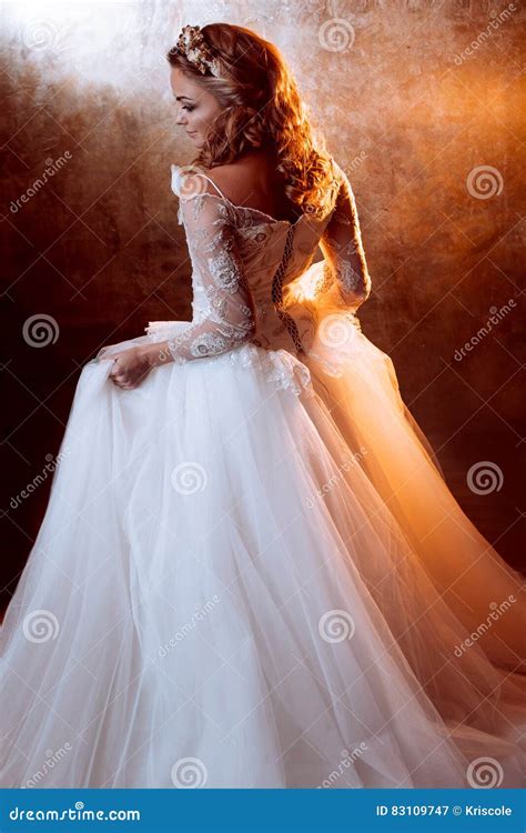 Belle Jeune Mariée De Fille Dans La Robe De Mariage Luxueuse Portrait