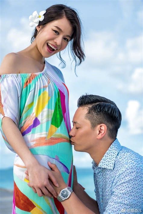 胡杏兒於香港出生，8歲時父母離異，其繼母為日本人。 家中排行第三，有兩個姐姐。胡杏兒小時候在九龍 牛頭角居住。 小學時期，在牛頭角下邨 柏德學校就讀。 大姐胡可兒已婚，丈夫是現任九龍西 立法會議員及前深水埗 區議員 鄭泳舜。. 肚子不斷鼓起 最醜港姐分享胎動喜悅 - 自由娛樂