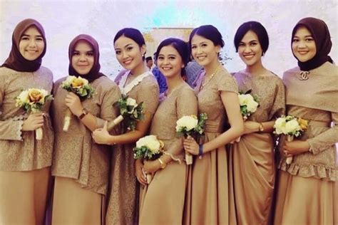 Aplikasi desain baju dan kaos bisa membantu mengembangkan bisnismu, loh! Elegan, Ini 19 Seragam Bridesmaids Terbaik yang Bisa Ditiru
