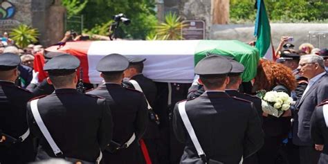 Una Grande Folla Al Funerale Del Carabiniere Ucciso Infooggi