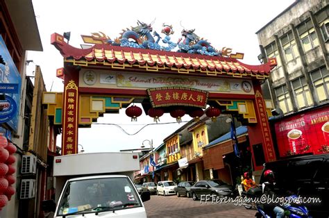 View along jalan kampung cina with a shop on the right selling items for chinese / buddhist rituals like joss sticks, paper money and altars. Jomm Terengganu Selalu...: Kampung Cina @ China Town ...