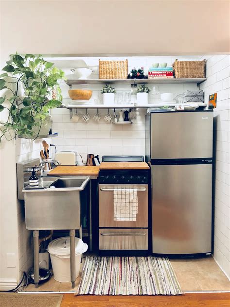 A 250 Square Foot Nyc Studio Is Tiny But Tidy Tiny House Kitchen