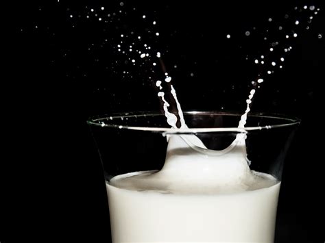 Realmente beber leche hace más fuertes los huesos Todos Somos Uno