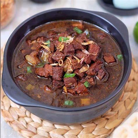 5 masukkan daging rawon dan air sisa rebusan. Resep Rawon Daging