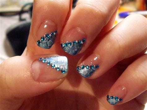 Nella nostra gallery fotografica ad inizio articolo, troviamo ben 10 idee per decorare le unghie corte in maniera impeccabile. unghie-gel-nail-art-azzurro-brillantini | Motivi per ...