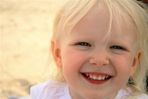 무료 이미지 사람 소녀 머리 여름 초상화 어린이 표정 말뿐인 헤어 스타일 미소 웃음 입 닫다 인간의