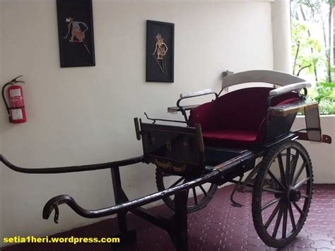 Kereta itu merupakan salah satu dari empat kereta kencana yang menghiasi pendopo kabupaten purwakarta. kereta kencana kartika hotel - setia1heri.com