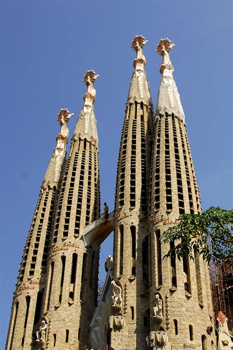 Special entrance, audio equipment to follow the tour better, a special route for groups, etc. Sagrada Familia nel 2026 saranno completati i lavori ...