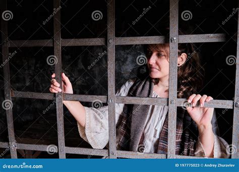 A Female Thief Is Caught In The Old Town And Thrown Behind The Bars Of