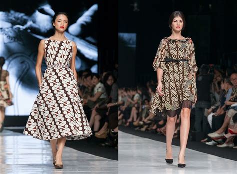 Batik with lines of machete motifs that represent an orderly or symmetrical situation. Ragam Batik Motif Parang yang Sarat Makna - Mahligai Indonesia