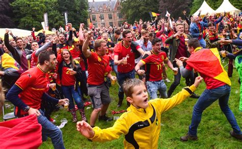 De scheve toren, supportersclub rode duivels. Vijfduizend supporters schreeuwen Rode Duivels naar zege ...