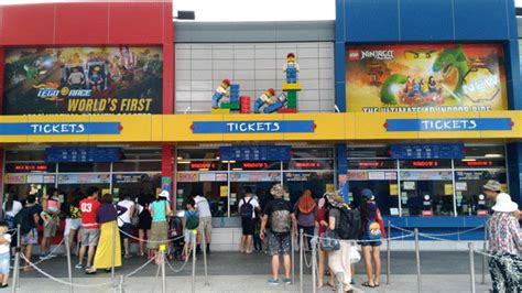 Harga tiket masuknya pun cukup terjangkau, yakni hanya 75 ringgit, atau setara dengan rp. Bermain di Legoland Malaysia-Menikmati Sanrio Hello Kitty
