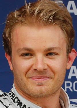 „löwe nils glagau (r.) lässt sich für den praxistest von sergej sperling, dem leiter eines mückenlabors, behandeln. Nico Rosberg wagt sich in 'Die Höhle der Löwen' - Das ...