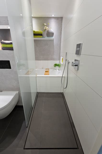 Hast du ein kleines badezimmer mit einer kleinen wanne, dann sind badewannenfaltwände eine gute wahl. Ideen für kleine Bäder- Die Dusche als Durchgang - Modern ...