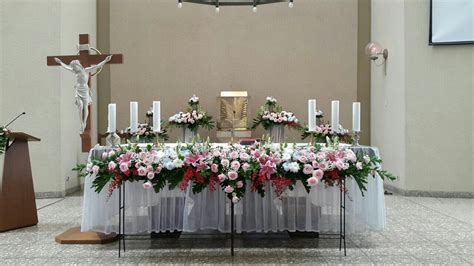 Contoh rangkaian bunga altar dekor natal di gereja dekorasi altar gereja katolik dekorasi natal altar gereja dekorasi natal gereja minimalis menghias altar gereja. Bunga altar | Altar, Bunga, Dekorasi altar